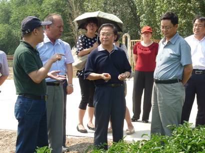 贾敬敦主任（右四）听取科研情况介绍